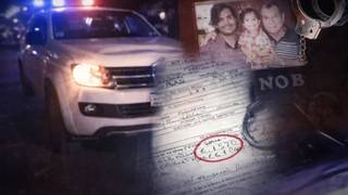 Ilustración de una balanza de la justicia frente a un camino, representando un fallo judicial por un siniestro vial.