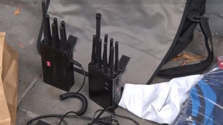 Ilustración de un dispositivo inhibidor de señal junto a un símbolo de justicia.