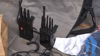 Ilustración de un vehículo y un símbolo de señal bloqueada, representando el uso de inhibidores electrónicos.