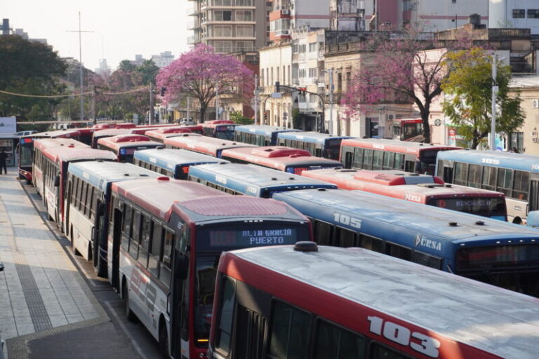 Colectivo urbano transitando por una calle de la ciudad de Corrientes