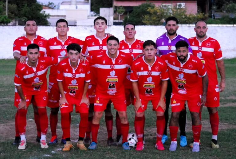 Ilustración de un balón de fútbol sobre un campo con los colores de la bandera de Corrientes.