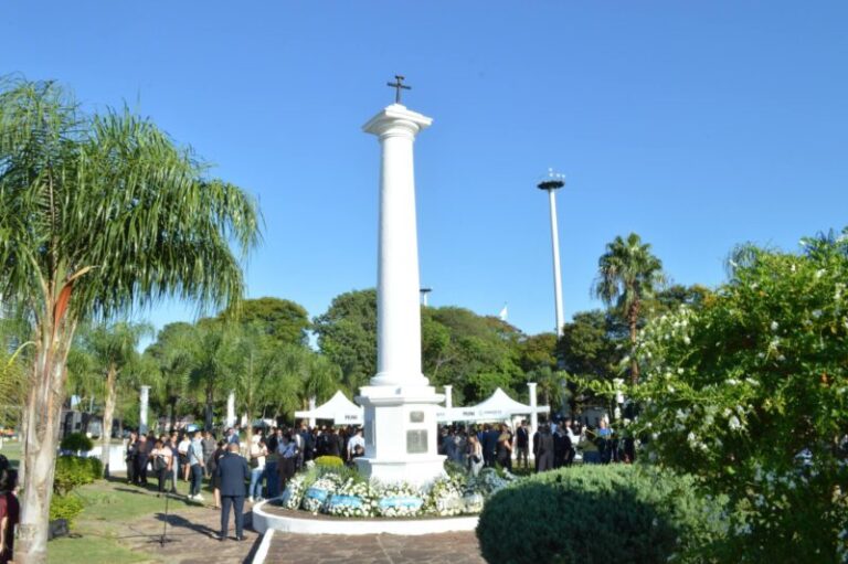 Autoridades y alumnos durante la colocación de ofrendas florales en la Cruz Fundacional de Corrientes, en el 438° aniversario.