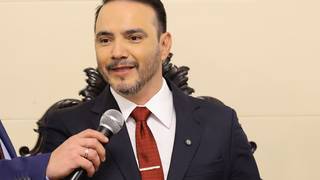 Gobernador Juan Pablo Valdés durante una reunión de trabajo