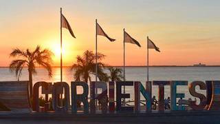 Vista panorámica de la ciudad de Corrientes con el río Paraná al fondo, mostrando su arquitectura histórica y moderna.