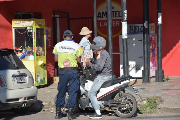 Agentes de tránsito realizando control vial en una calle de Corrientes
