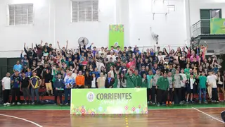 Autoridades durante la presentación de los Juegos Correntinos 2026 en el Salón Amarillo de Casa de Gobierno.