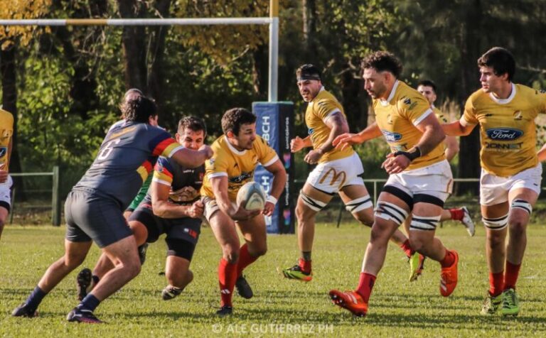 Jugadores de rugby en acción durante un partido del torneo de la URNE.