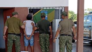 Efectivos policiales realizando un procedimiento de seguridad rural en Corrientes