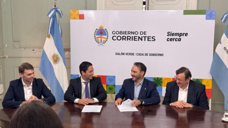 Gobernador Juan Pablo Valdés e intendentes durante la firma de convenios en Corrientes