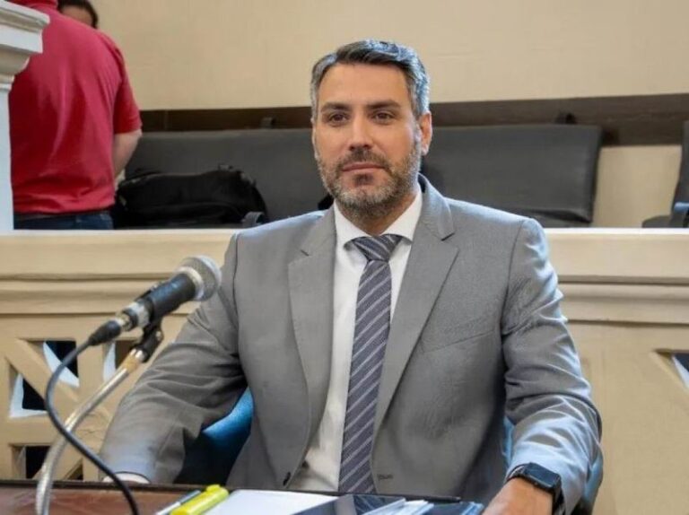 Diputado provincial Mario Branz durante una entrevista en estudios de radio.