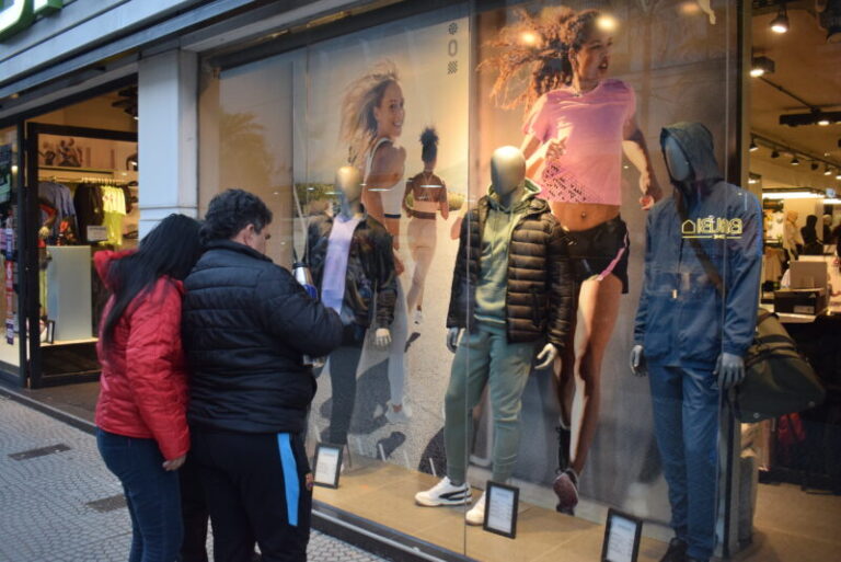 Diseñadora Deborah Godoy Facal analizando prendas de vestir con influencia correntina