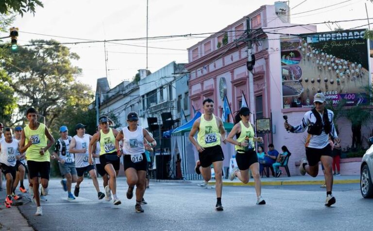 Corredores participando en la carrera Homenaje a Marcelo Soria en las calles de Empedrado, Corrientes.