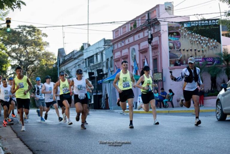 Corredores participando en la carrera Homenaje a Marcelo Soria en las calles de Empedrado, Corrientes.