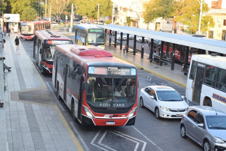 Colectivo urbano circulando por la ciudad de Corrientes