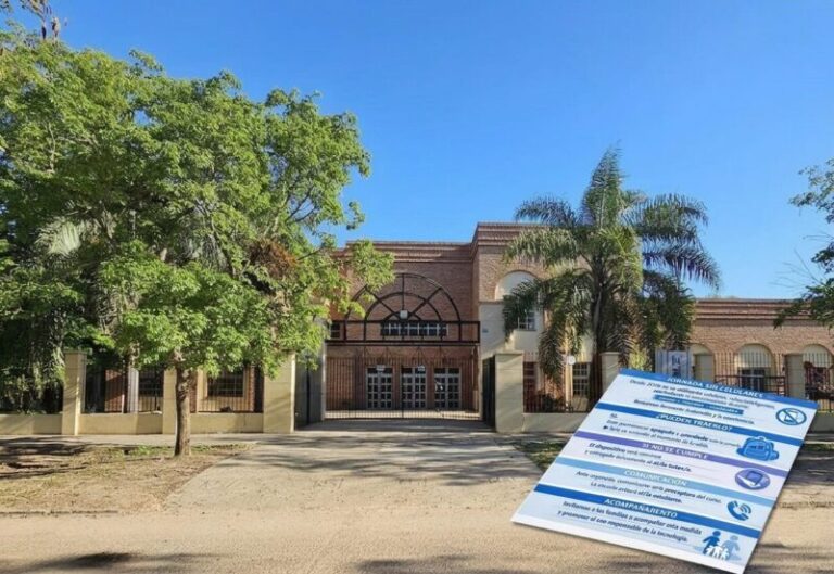 Estudiantes de la Escuela Normal Ramón J. Cárcano de Monte Caseros interactuando en el patio del establecimiento.