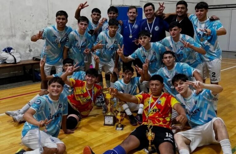 Equipo de futsal de Esquina celebrando el bicampeonato provincial C-20