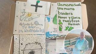 Excombatiente deposita cartas de estudiantes correntinos en el Cementerio de Darwin, Malvinas.