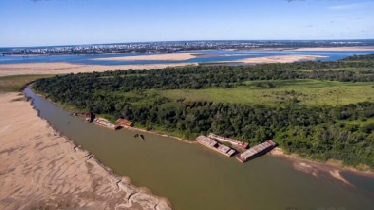 Operativo de búsqueda en el río Paraná tras el accidente fluvial