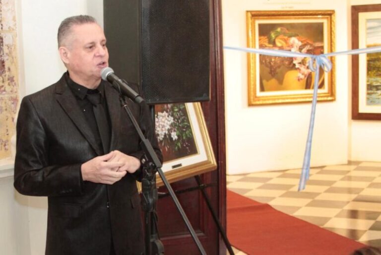 Retrato del artista plástico correntino Rodolfo Insaurralde, pintor hiperrealista.