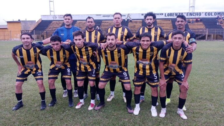 Acción de partido del torneo Provincial de Clubes de la Fecof en Corrientes