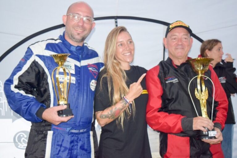 Embarcaciones compitiendo en el Raid Náutico de las Américas en la Costanera de Goya.