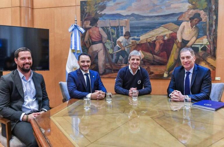 Gobernador Juan Pablo Valdés en reunión de trabajo con ministros nacionales.