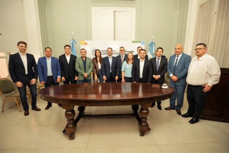 Gobernador Juan Pablo Valdés firma convenios de obra con intendentes en el Salón Verde de la Casa de Gobierno de Corrientes.