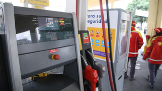 Surtidor de combustible en una estación de servicio, con precios visibles en el display.