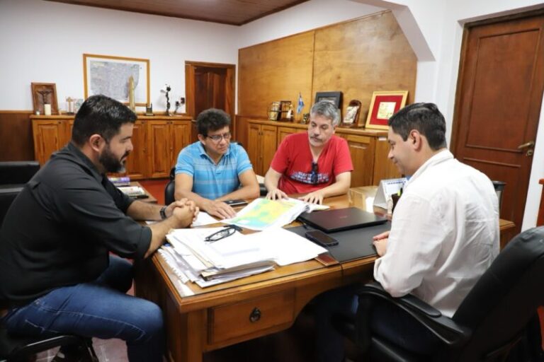 Profesionales del ICAA y técnicos municipales realizando relevamiento de campo en un terreno de Virasoro.