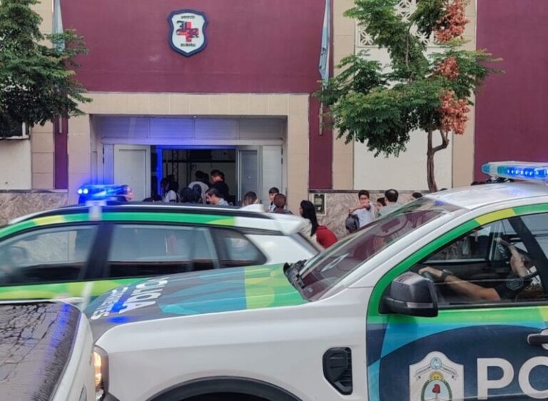 Comisario Miguel Ángel Leguizamón durante anuncio sobre amenazas en escuelas de Corrientes
