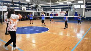 Adultos mayores participando en un partido de newcom en Corrientes