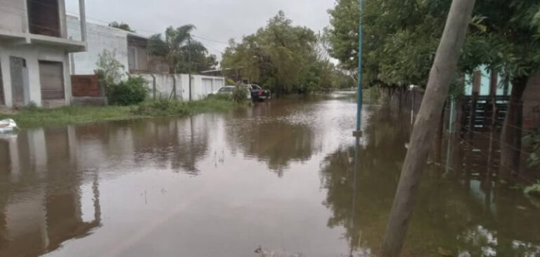 Calle anegada en la ciudad de Esquina, Corrientes, tras las intensas lluvias.