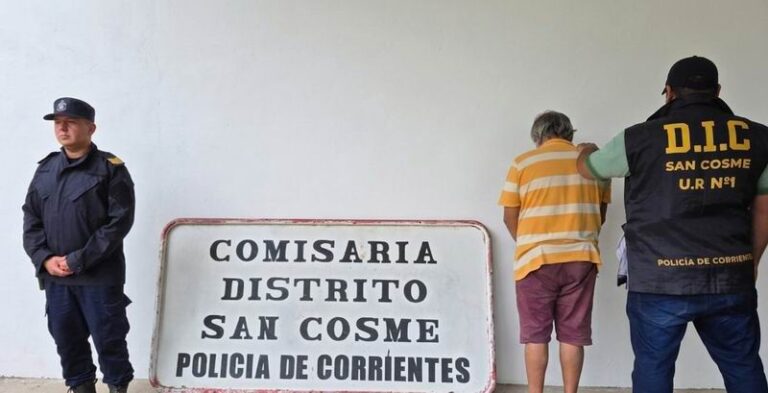 Ilustración genérica de una calle en San Cosme, Corrientes, con silueta de vehículo policial.