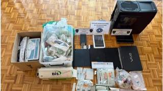 Ilustración de un estetoscopio y frascos de medicamentos sobre una mesa clínica.