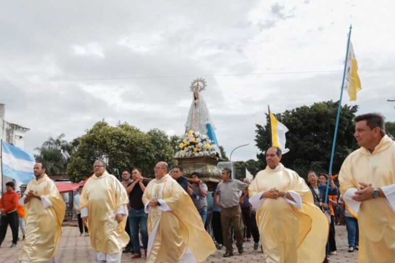 Peregrinos y jinetes frente a la Basílica de Itatí durante la celebración de los 108 años de la Virgen Patrona