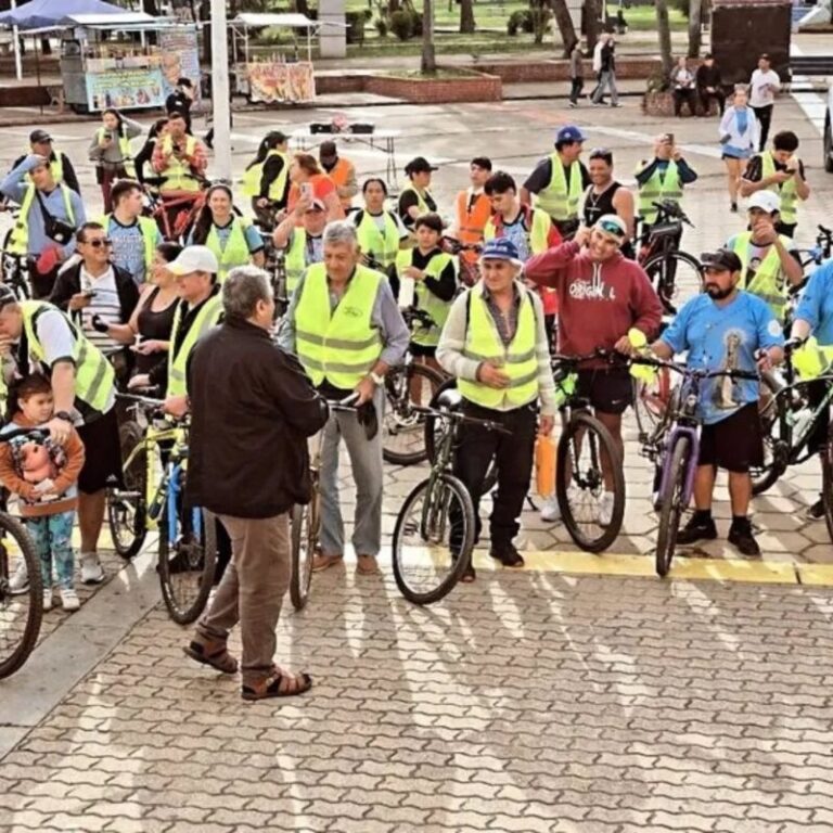 Grupo de ciclistas peregrinos llegando al Santuario de Itatí, en Corrientes.