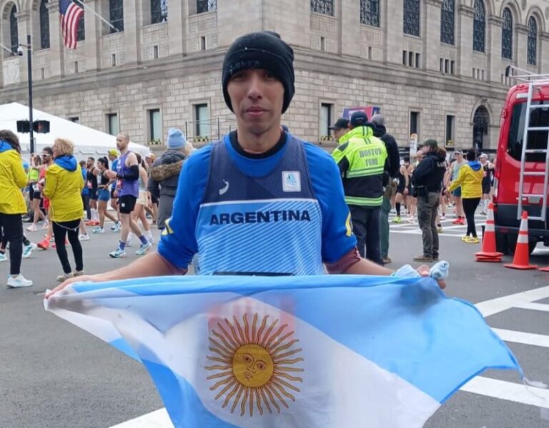 Juan José Toledo, atleta correntino, tras completar la Maratón de Boston 2026