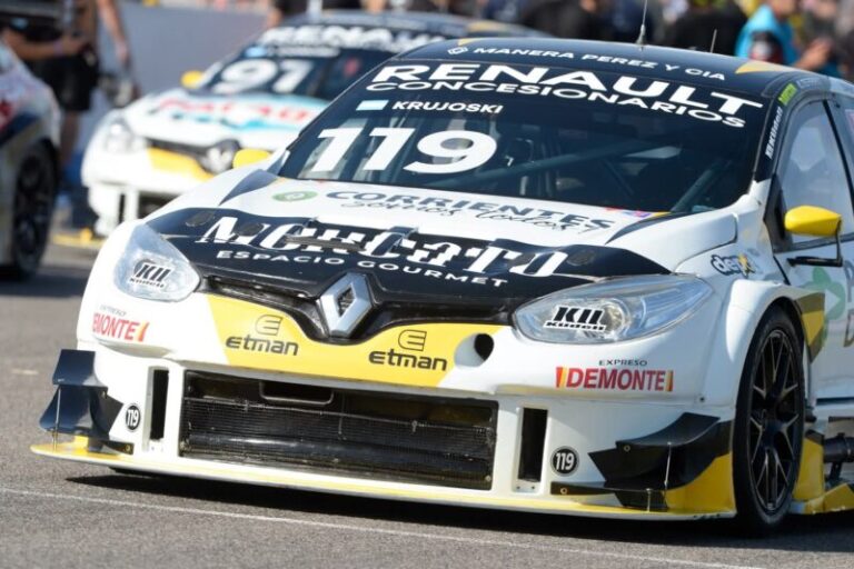 Humberto Krujoski, piloto correntino, compite en el TC2000 con un Renault Fluence.