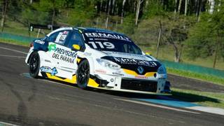 Humberto Krujoski, piloto correntino, compite en el TC2000 en el autódromo de Concordia.