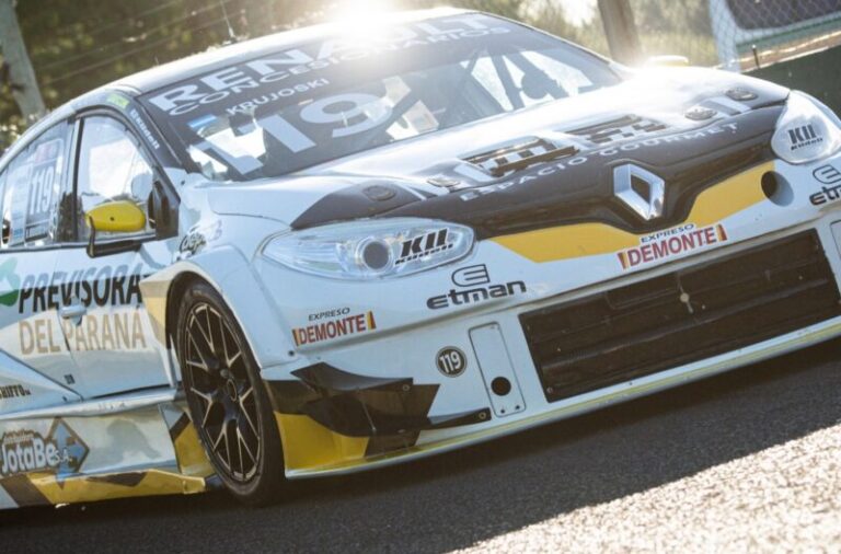 Humberto Krujoski compitiendo con su Renault Fluence en el autódromo de Concordia durante la fecha del TC2000.