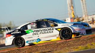 El piloto correntino Humberto Krujoski junto a su Renault Fluence en el Autódromo.