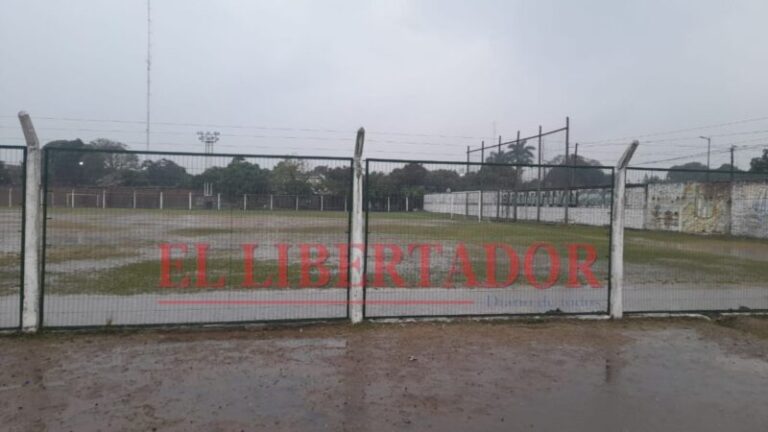 Campo de juego mojado por lluvia en cancha de Lipton, Corrientes