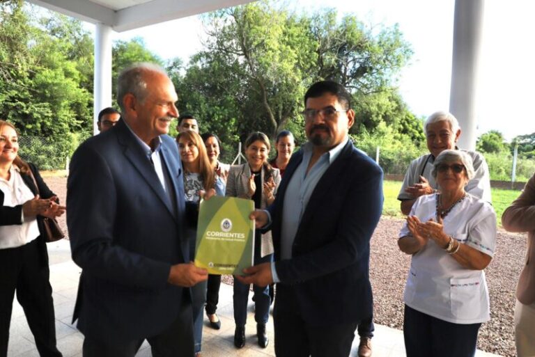 Ministro Emilio Lanari en el hospital de Loreto durante la designación del nuevo director.