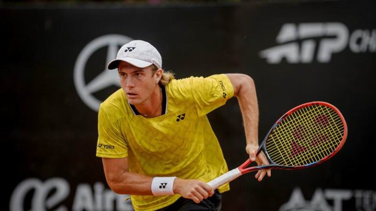Lautaro Midón, tenista correntino, en acción durante el Challenger de Campinas.