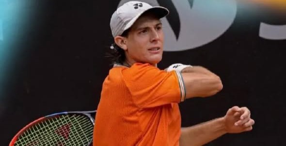 Lautaro Midón, tenista correntino, en acción durante un partido.