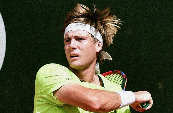 Lautaro Midón, tenista profesional de Corrientes, en acción durante un partido.