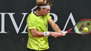 Lautaro Midón, tenista correntino, en acción durante el Challenger de Campinas, Brasil.