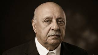 Retrato de Leo Gaudens, locutor y ex sargento del Ejército, en el estudio de radio.