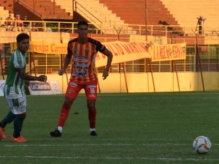 Martín Ojeda, volante de Boca Unidos, durante un partido de fútbol.