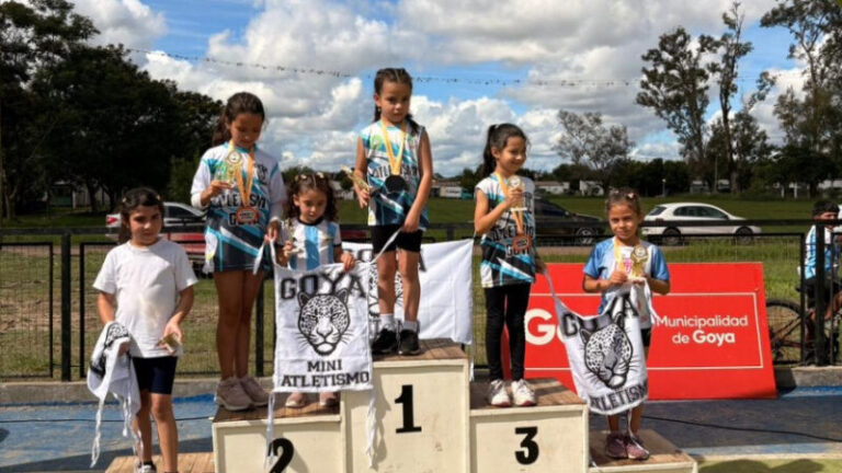 Niños corriendo en el Primer Encuentro Provincial de Mini Atletismo en Goya